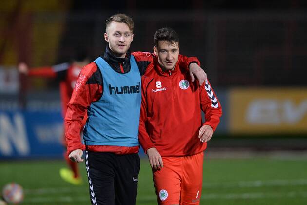 Fußball Regionalliga West 22. Spieltag Rot-Weiß Oberhausen - Rot Weiss Ahlen am 05.02.2016 im Stadion Niederrhein in Oberhausen Kai Nakowitsch ( Oberhausen ), links - Patrick Bauder ( Oberhausen ), rechts Foto: Osnapix TT