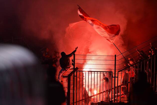 Fußball Regionalliga West 22. Spieltag Rot-Weiß Oberhausen - Rot Weiss Ahlen am 05.02.2016 im Stadion Niederrhein in Oberhausen Ahlener Fans zünden Bengalos im Block Foto: Osnapix TT