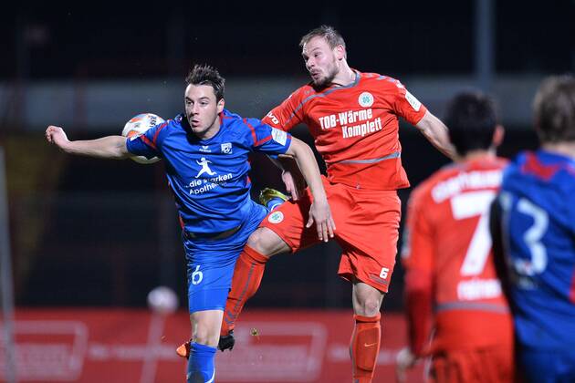 Fußball Regionalliga West 22. Spieltag Rot-Weiß Oberhausen - Rot Weiss Ahlen am 05.02.2016 im Stadion Niederrhein in Oberhausen Felix Bechtold ( Ahlen ), links - Felix Herzenbruch ( Oberhausen ), rechts Foto: Osnapix TT