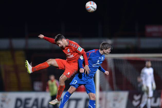 Fußball Regionalliga West 22. Spieltag Rot-Weiß Oberhausen - Rot Weiss Ahlen am 05.02.2016 im Stadion Niederrhein in Oberhausen Patrick Bauder ( Oberhausen ), links - Maximilian Dalhoff ( Ahlen ), rechts Foto: Osnapix TT