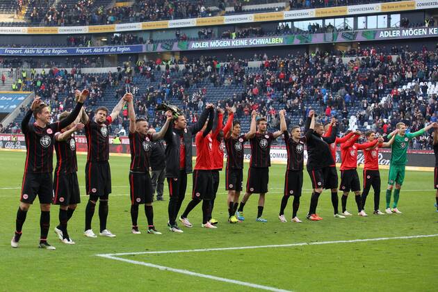 Die Spieler von Eintracht Frankfurt jubeln nach Spielende Fussball 1. Bundesliga, 31. Spieltag, Eintracht Frankfurt (F) - 1. FSV Mainz 05 (MZ) 2:1 , am 24.04.2016 in Frankfurt Deutschland.