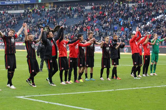Die Spieler von Eintracht Frankfurt jubeln nach Spielende Fussball 1. Bundesliga, 31. Spieltag, Eintracht Frankfurt (F) - 1. FSV Mainz 05 (MZ) 2:1 , am 24.04.2016 in Frankfurt Deutschland.