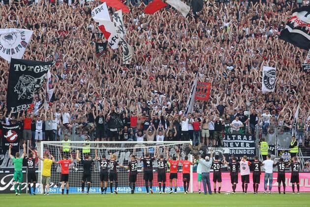 Die Spieler von Eintracht Frankfurt jubeln nach Spielende mit ihren Fans Fussball 1. Bundesliga, 33. Spieltag, Eintracht Frankfurt (F) - Borussia Dortmund (DO) 1:0 , am 07.05.2016 in Frankfurt Deutschland.