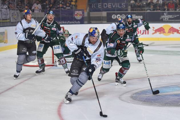 Maximilian Kastner (EHC Red Bull Muenchen), Adrian Grygiel (Augsburger Panther) , mitte, v.li., Aktion, EHC Red Bull Muenchen vs Augsburger Panther, 25.09.16