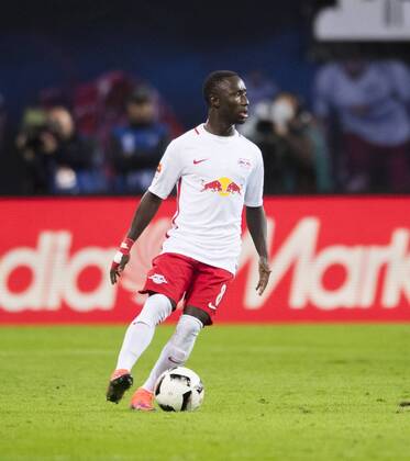 Fußball, 1. Bundesliga, Saison 2016 2017, 6. Spieltag, RB Leipzig - FC Augsburg, Freitag (30.09.2016), Red Bull Arena, Leipzig. Leipzigs Naby Deco Keita am Ball. RM001