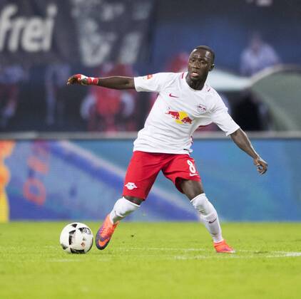 Fußball, 1. Bundesliga, Saison 2016 2017, 6. Spieltag, RB Leipzig - FC Augsburg, Freitag (30.09.2016), Red Bull Arena, Leipzig. Leipzigs Naby Deco Keita am Ball. RM001