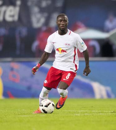 Fußball, 1. Bundesliga, Saison 2016 2017, 6. Spieltag, RB Leipzig - FC Augsburg, Freitag (30.09.2016), Red Bull Arena, Leipzig. Leipzigs Naby Deco Keita am Ball. RM001