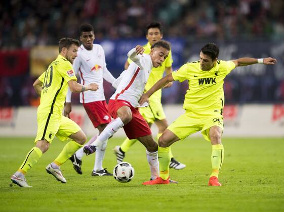 Fußball, 1. Bundesliga, Saison 2016 2017, 6. Spieltag, RB Leipzig - FC Augsburg, Freitag (30.09.2016), Red Bull Arena, Leipzig. Leipzigs Yussuf Poulsen (M.) gegen Augsburgs Daniel Baier (li.) und Gojko Kacar. RM001