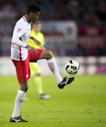 Fußball, 1. Bundesliga, Saison 2016 2017, 6. Spieltag, RB Leipzig - FC Augsburg, Freitag (30.09.2016), Red Bull Arena, Leipzig. Leipzigs Fernandes da Silva am Ball. RM001