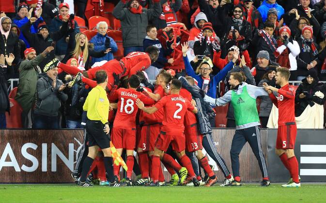 (161031) -- TORONTO, Oct. 31, 2016 -- Players of Toronto FC celebrate scoring during the Eastern Conference Semifinals Leg-1 match of the 2016 Major League Soccer MLS Fussball Herren USA against New York City FC in Toronto, Canada, Oct. 30, 2016. Toronto FC won 2-0. ) (SP)CANADA-TORONTO-SOCCER-MLS-PLAYOFFS-TORONTO FC VS NEW YORK CITY FC ZouxZheng