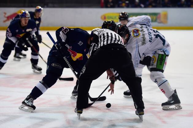 Maximilian Kastner (EHC Red Bull Muenchen), Steven Zalewski (Straubing Tigers), v.li., a. Bully, EHC Red Bull Muenchen vs Straubing Tigers, 25.11.16