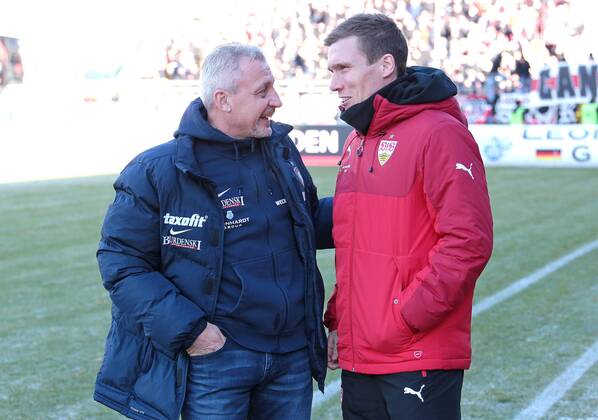 04.12.2016, Deutschland, Aue, Fußball 2. Bundesliga 15. Spieltag Saison 2016 2017 FC Erzgebirge Aue vs. VfB Stuttgart: v.l. Aue Trainer Pavel Dotchev und VfB Trainer Hannes Wolf