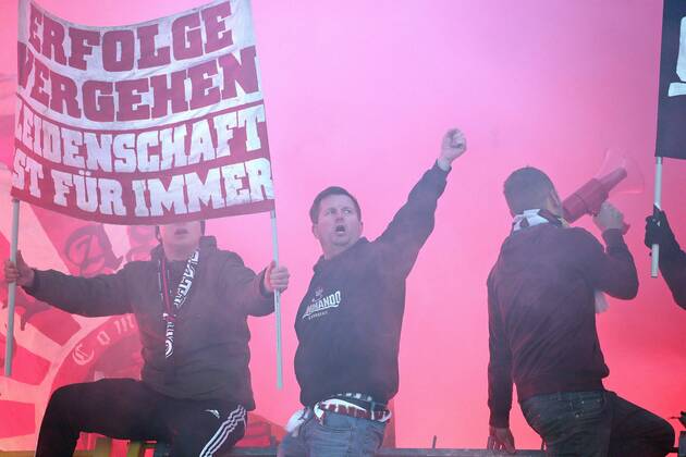 04.12.2016, Deutschland, Aue, Fußball 2. Bundesliga 15. Spieltag Saison 2016 2017 FC Erzgebirge Aue vs. VfB Stuttgart: VfB Fans zünden Pyrotechnik
