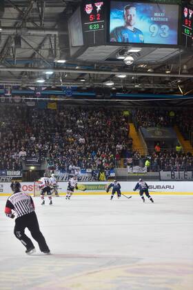 Maximilian Kastner (EHC Red Bull Muenchen), Tor zum 5:2 Sieg, Anzeigenwuerfel, Torschuetze, EHC Red Bull Muenchen vs Koelner Haie, 24.02.17