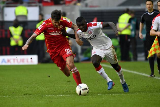 Fußball 2. Liga 28. Spieltag Fortuna Düsseldorf - 1. FC Union Berlin am 09.04.2017 in der Esprit-Arena in Düsseldorf Christopher Trimmel (Union Berlin 28), gegen Ihlas Bebou (Duesseldorf 37), WD