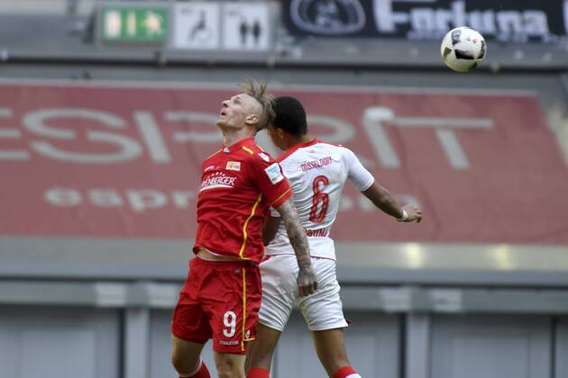 Fußball 2. Liga 28. Spieltag Fortuna Düsseldorf - 1. FC Union Berlin am 09.04.2017 in der Esprit-Arena in Düsseldorf Kopfballduell zwischen Sebastian Polter (Union Berlin 9), und Kevin Akpoguma (Duesseldorf 6), WD