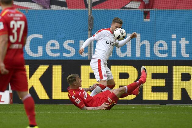Fußball 2. Liga 28. Spieltag Fortuna Düsseldorf - 1. FC Union Berlin am 09.04.2017 in der Esprit-Arena in Düsseldorf Sebastian Polter (Union Berlin 9), gegen Andre Hoffmann (Duesseldorf 3) WD