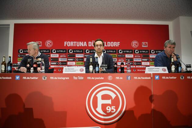 Fußball 2. Liga 28. Spieltag Fortuna Düsseldorf - 1. FC Union Berlin am 09.04.2017 in der Esprit-Arena in Düsseldorf Jens Keller Chef-Trainer (Union Berlin ), Duesseldorfs Pressesprecher Kai Niemann und Friedhelm Funkel Cheftrainer (Duesseldorf) in der Pressekonferenz WD
