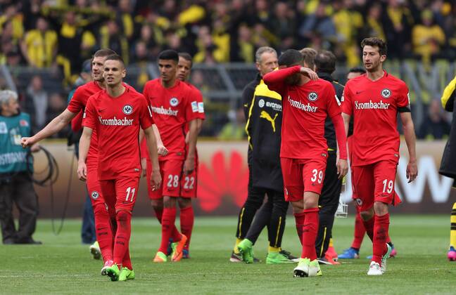 Die Spieler von Eintracht Frankfurt gehen nach dem Spiel enttaeuscht auf dem Feld beim Spiel Borussia Dortmund vs. Eintracht Frankfurt, Fussball, 1. Bundesliga, 15.04.2017 Dortmund Copyright: xHommesx Eibner-Pressefotox EP_mhs