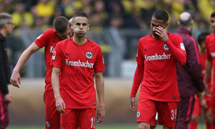 Die Spieler von Eintracht Frankfurt gehen nach dem Spiel enttaeuscht ueber das Feld, Mijat Gacinovic (Frankfurt) blaest die Backen auf beim Spiel Borussia Dortmund vs. Eintracht Frankfurt, Fussball, 1. Bundesliga, 15.04.2017 Dortmund Copyright: xHommesx Eibner-Pressefotox EP_mhs