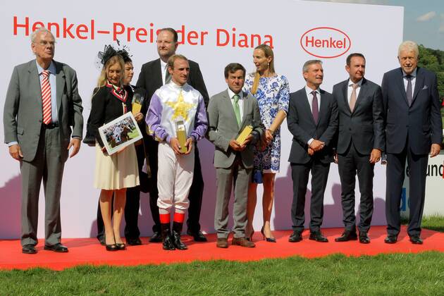 06.08.2017, Duesseldorf, Nordrhein-Westfalen, GER - Siegerehrung. Lacazar mit Andrasch Starke gewinnt den Preis der Diana. Galopprennbahn Duesseldorf-Grafenberg. (Siegerehrung, Lacazar, Starke, Sieg, Düsseldorf) 170806S993DUESSELDORF
