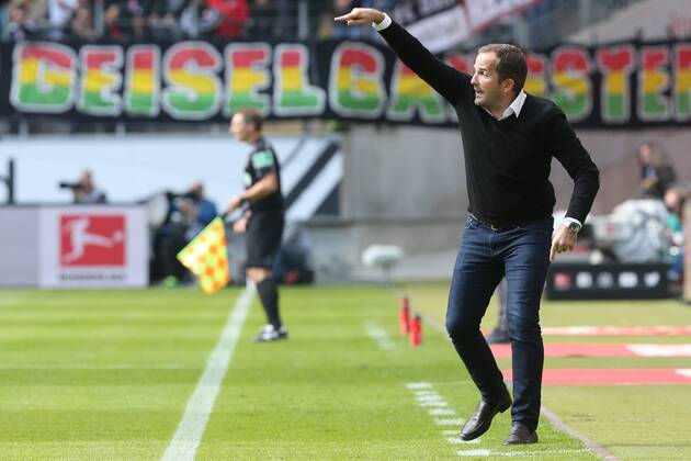 team manager Manuel Tree FC Augsburg gesticulating to the Foreign line in the Coaching zone Eintracht Frankfurt FC Augsburg 1 Bundesliga Season 2017 2018 Frankfurt at Main Copyright: xRoskaritzx Eibner-Pressefotox EP_hein_rrz