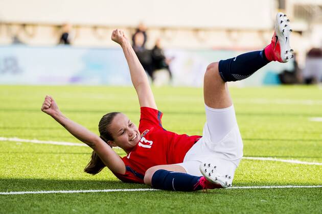 170919 Guro Reiten of Norway celebrates after scoring 3-0 during the FIFA Women s World Cup Qualifier match between Norway and Slovakia on September 19, 2017 in Sarpsborg. Photo: Fredrik Varfjell BILDBYRN kod FV 150013 Copyright: FREDRIKxVARFJELL BB170919BB424