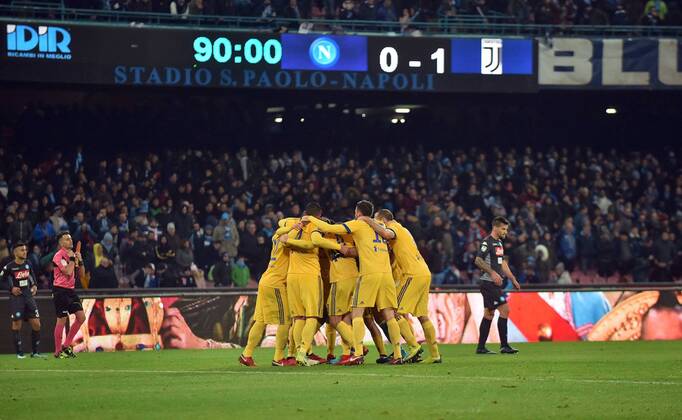 Foto IPP Felice De Martino Napoli 01 12 2017 Calcio Campionato italiano serie A 2017 2018 Napoli - Juventus Nella foto: i giocatori della juventus abbracciati festeggiano la vittoria Italy Photo Press World Copyright  0
