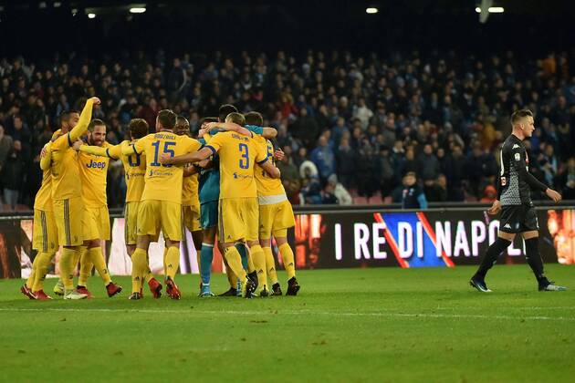 Foto IPP Felice De Martino Napoli 01 12 2017 Calcio Campionato italiano serie A 2017 2018 Napoli - Juventus Nella foto: i giocatori della juventus abbracciati festeggiano la vittoria Italy Photo Press World Copyright  0