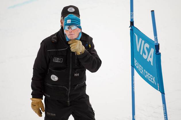 ALPINE SKIING - FIS WC Beaver Creek BEAVER CREEK,COLORADO,USA,03.DEC.17 - ALPINE SKIING - FIS World Cup, giant slalom, men. Image shows a worker with the face of race director Markus Waldner (FIS). GEPAxpictures xDanielxGoetzhaber