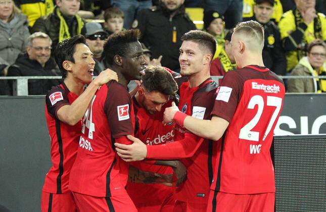 The players of Eintracht Frankfurt cheer for the goal to 2 2 by Danny Blum mitte Frankfurt at the match Borussia Dortmund vs Eintracht Frankfurt Soccer 1 Bundesliga 11 03 2018 Dortmund Copyright: xEIBNER MarioxHommesx EP_MHS