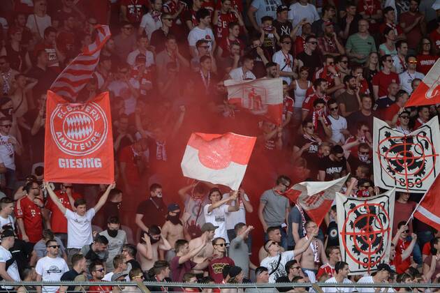 Fans of FC Bayern ignite Bengalos Bengalo Bengalos Fireworks flare Fans Audience Atmosphere Atmosphere Stadium Soccer Regionalliga Bayern FC Bayern Munich II TSV 1860 Munich xslx