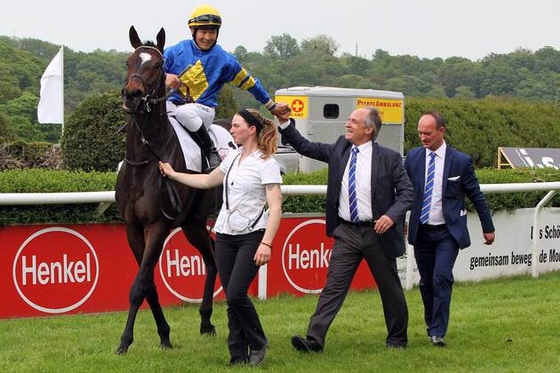 29 04 2018 Duesseldorf North Rhine Westphalia GER Wonnemond with Bayarsaikhan Ganbat Owners Klaus Wilhelm and Coach Sascha Smrczek right after the victory Galopprennbahn Duesseldorf Grafenberg Horse Jockey Wonnemond Ganbat Victory Coach Owner Wilhelm Smrczek 180429S953DUESSELDORF JPG