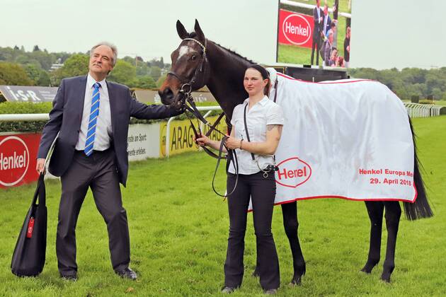29 04 2018 Duesseldorf North Rhine Westphalia GER Wonnemond with owner Klaus Wilhelm after the victory Galopprennbahn Duesseldorf Grafenberg horse Wonnemond victory owner Wilhelm 180429S954DUESSELDORF JPG