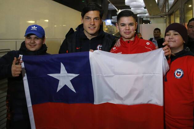 Futbol, entrenamiento de la seleccion chilena en Estocolmo El jugador de la seleccion chilena Miiko Albornoz se fotografia con un hincha tras el entrenamiento en el estadio Tele2 Arena. Chile enfrentara a Suecia en un partido amistoso el proximo sabado en Estocolmo, Suecia. 19 03 2018 Andres Pina Photosport Football, Chilean national team Nationalteam training session. The Chilean national team player Miiko Albornoz is pictured with a fan after the training session at the Tele2 Arena. Chile will face Sweden next saturday in Stockholm, Sweden. 19 03 2018 Andres Pina Photosport Primer entrenamiento de la seleccion chilena en Estocolmo