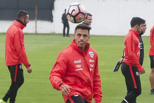 Fútbol, entrenamiento de la seleccion chilena. El jugador de la seleccion chilena Alexis Sanchez es fotografiado durante la practica realizada en el complejo deportivo Juan Pinto Duran de Santiago, Chile. 07 10 2017 Sergio Pina Photosport Football, Chilean national team Nationalteam training session. Chile s player Alexis Sanchez is pictured during the training session at the Juan Pinto Duran center in Santiago, Chile. 07 10 2017 Sergio Pina Photosport Entrenamiento de la seleccion chilena, 07 10 2017.