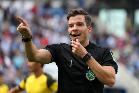 Harm Osmers referee gives instructions gesticulating gestures with the arms gives instructions gesticulate single action action football Bundesliga TSG 1899 Hoffenheim Borussia Dortmund DFL REGULATIONS PROHIBIT ANY USE OF PHOTOGRAPH AS IMAGE SEQUENCES AND OR QUASI VIDEO xozx