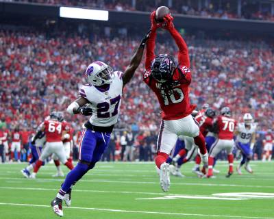 October 14, 2018 - Houston, Texas, U.S - Houston Texans wide receiver DEANDRE HOPKINS (10) leaps to make a catch for a touchdown defended by Buffalo Bills cornerback TREDAVIOUS WHITE (27) defends during the first quarter of the regular season NFL American Football Herren USA action at NRG Stadium. NFL 2018: Texans 20-13 Bills  - ZUMA 20181014_mda_w137_039 Copyright: xErikxWilliamsx