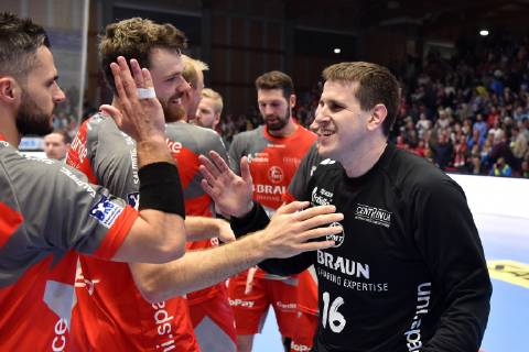 Cheers Joy after the victory Nebojsa Simic Goalkeeper MT Melsungen R Michael Allendorf L and Simon Birkefeldt M GER MT Melsungen Bergischer HC Handball 1 Bundesliga Men 21 218 2018 GER MT Melsungen Bergischer HC Handball 1 Liga Maenner 21 10 2018 Kassel Copyright: xEIBNER RolandxSippelx EP_RSL