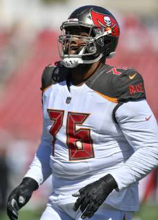 TAMPA, FL - OCTOBER 21: Tampa Bay Buccaneers tackle Donovan Smith (76) warms up prior to an NFL American Football Herren USA game between the Cleveland Browns and the Tampa Bay Bucs on October 21, 2018, at Raymond James Stadium in Tampa, FL. (Photo by Roy K. Miller Icon Sportswire) NFL: OCT 21 Browns at Buccaneers Icon181021135 EDITORIAL USE ONLY
