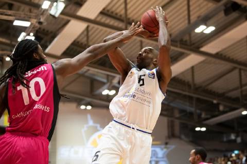 easycredit Basketball Bundesliga Matchday 5 am 27 10 2018 Season 2018 2019 Science City Jena vs Telekom Baskets Bonn v re Derrick Allen Jena at the throw against Charles Jackson Bonn Sparkassen Arena Jena