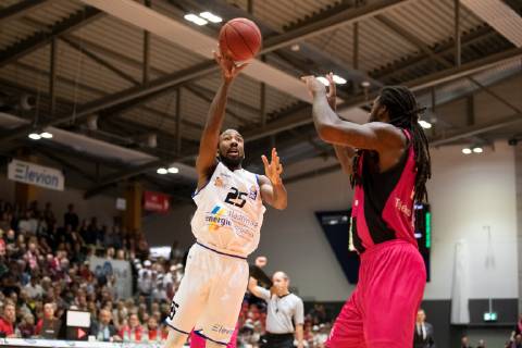 easycredit Basketball Bundesliga Matchday 5 am 27 10 2018 Season 2018 2019 Science City Jena vs Telekom Baskets Bonn left Dru Joyce Jena at the throw against Charles Jackson Bonn Sparkassen Arena Jena