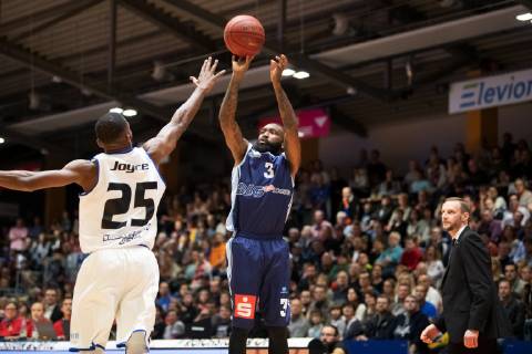 easycredit Basketball Bundesliga Matchday 6 on 03 11 2018 Season 2018 2019 Science City Jena vs. Eisbären Bremerhaven Chris Warren Bremerhaven throwing against Dru Joyce Jena Sparkassen Arena Jena