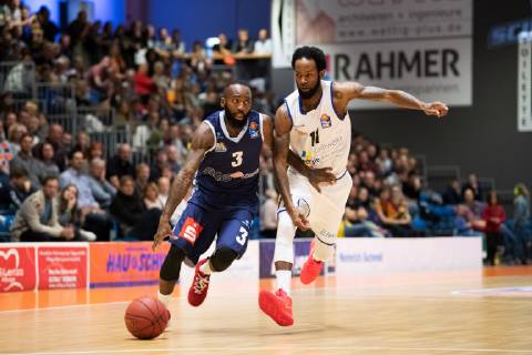 easycredit Basketball Bundesliga Matchday 6 on 03 11 2018 Season 2018 2019 Science City Jena vs Eisbären Bremerhaven Chris Warren Bremerhaven on the ball against Julius Jenkins Jena Sparkassen Arena Jena
