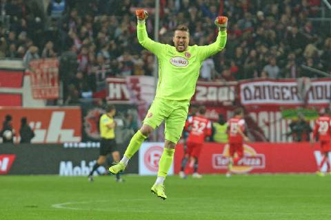 Soccer 1 League 11 Matchday Fortuna Düsseldorf Hertha BSC Berlin on 09 11 2018 in the ESPRIT arena in Düsseldorf Goalkeeper Michael Rensing Duesseldorf make joy jumps after the goal to 2 to 0 by Hennings Düsseldorf MH