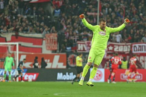 Soccer 1 League 11 Matchday Fortuna Düsseldorf Hertha BSC Berlin on 09 11 2018 in the ESPRIT arena in Düsseldorf Goalkeeper Michael Rensing Duesseldorf make joy jumps after the goal to 2 to 0 by Hennings Düsseldorf MH