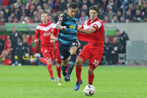 Football 1 League 11 Matchday Fortuna Düsseldorf Hertha BSC Berlin on 09 11 2018 in the ESPRIT arena in Düsseldorf Davie Selke Berlin pulls the jersey of Marcin Kaminski Duesseldorf and is on his way to his goal to 1 to 3 MH