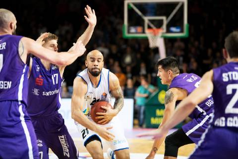 easycredit Basketball Bundesliga Matchday 7 on 10 11 2018 Season 2018 2019 BG Göttingen vs Science City Jena Mitte Jamar Abrams Jena on the ball against four opponents of Göttingen Sparkassen Arena