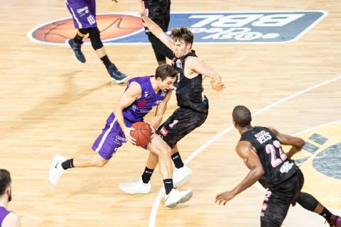 14 10 2018 Basketball Bundesliga easyCredit BBL Season 2018 19 3 Matchday BG Göttingen s Oliver Würzburg Göttingens Michael Stockton l plays against Würzburgs Skyler Bowlin Photo Swen Doorman BG Göttingen s Oliver Würzburg SPF3478
