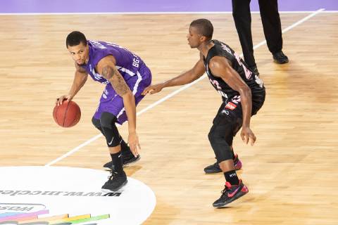 14 10 2018 Basketball Bundesliga easyCredit BBL Season 2018 19 3 Matchday BG Göttingen s Oliver Würzburg Göttingens Pendarvis Williams l plays against Würzburgs Skyler Bowlin Photo Swen Doorman BG Göttingen s Oliver Würzburg SPF3479